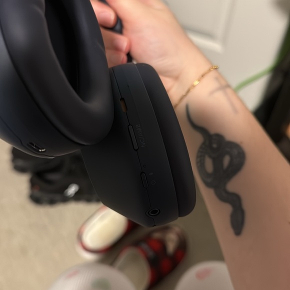 Sony WH-1000XM5 Wireless Headphones - Picture 5 of 7